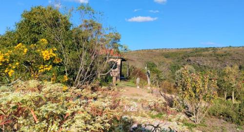 カランカスにあるPousada Serra da Pazの畑中の古い建物