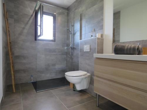 une salle de bain avec toilettes, douche et lavabo dans l'établissement Les Jardins d’Oc ٭ Revel ٭ WIFI ٭Jardin ٭T3 Neuf, à Revel