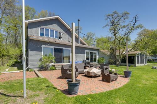 Κήπος έξω από το Spacious Delton Home with Fire Pit and Lake Views