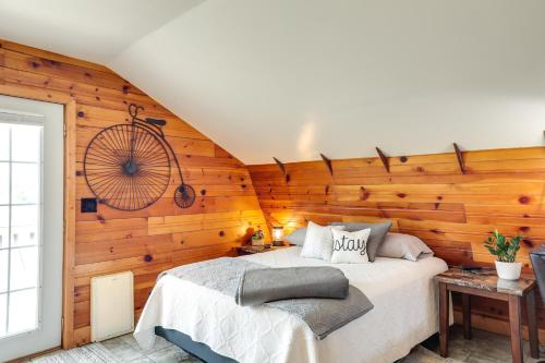 - une chambre avec un mur en bois, un lit et une horloge dans l'établissement Beatrice Studio with Fire Pit Near Golf!, à Beatrice