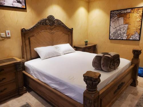 a bedroom with a bed with a bag on it at شقة لين طيبة للعوائل Leen Taibah Ap. for family's in Medina