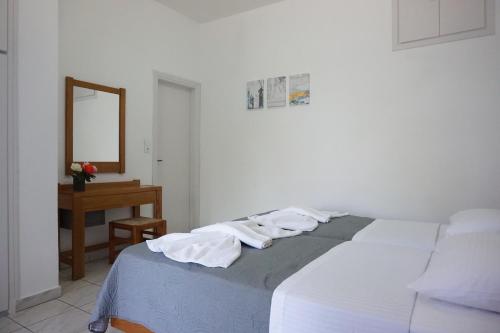 Postel nebo postele na pokoji v ubytování Aphrodite Studios & Apartment