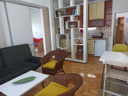 - un salon avec un canapé et une table dans l'établissement La Bella Apartments, à Ohrid