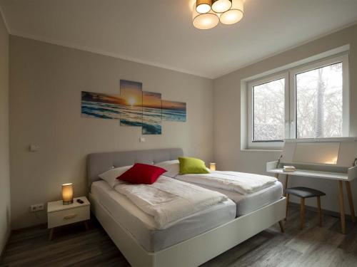 une chambre avec un lit, un bureau et un ordinateur dans l'établissement Exclusives Appartement auf Fehmarn, à Petersdorf auf Fehmarn