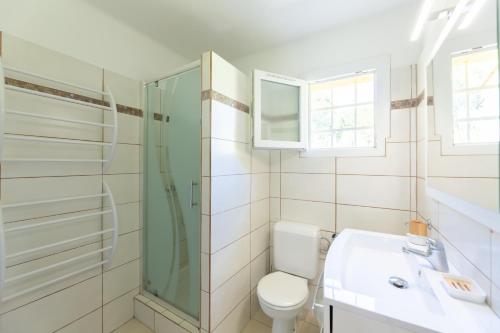 La salle de bains est pourvue de toilettes, d'une douche et d'un lavabo. dans l'établissement Maison à 400 M de la plage de Pampelonne, à Saint-Tropez