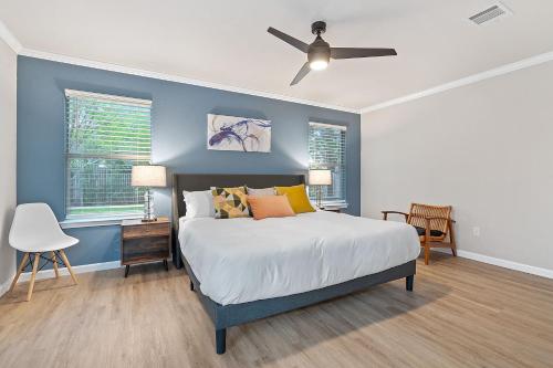 1 dormitorio azul con 1 cama y ventilador de techo en Your Home Away from Home in Austin!, en Austin