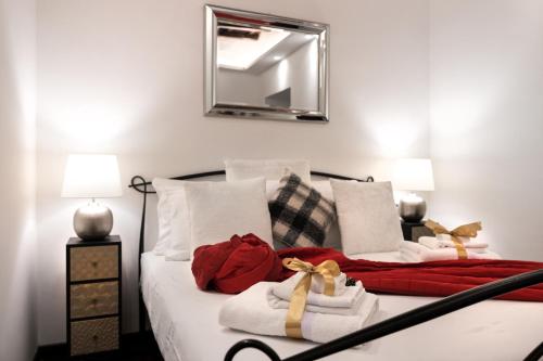 Postel nebo postele na pokoji v ubytování Barcaccia Luxury Suites