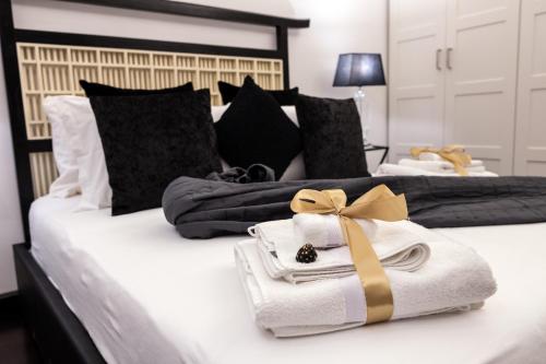 Postel nebo postele na pokoji v ubytování Barcaccia Luxury Suites
