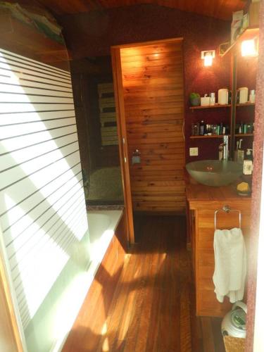 une salle de bain avec un lavabo, des toilettes et un miroir dans l'établissement Maison Cocooning, bord de Sèvre Nantaise, à Nantes