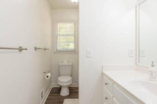 Sleeps 8, Lake Lanier Hidden Gemにあるバスルーム