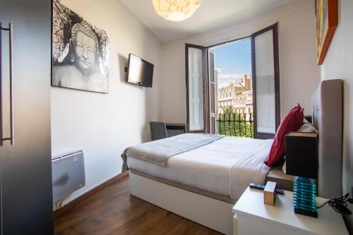 Habitación de hotel con cama y ventana en 41ARI1045- Fantastic and super spacious 3bed apartment in the Center, en Barcelona