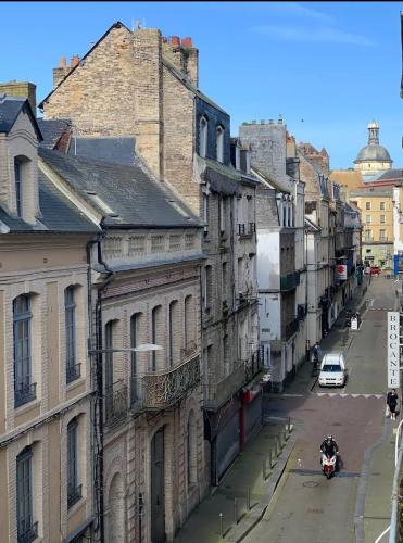 a view of a city street with buildings at LE MADISON, Gîte Atypique - NETFLIX in Dieppe