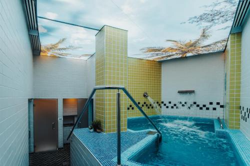 - Baño con bañera de hidromasaje en un edificio en Gran Hotel Don Manuel, en Cáceres