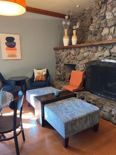 a living room with a fireplace and a stone wall at The La Conner Inn in La Conner