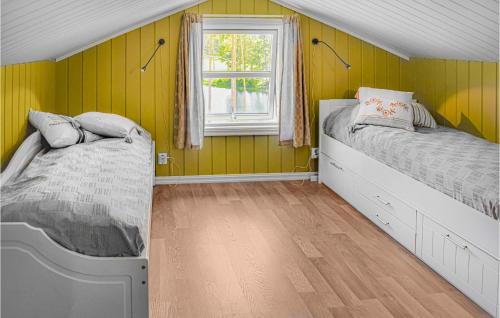 - une chambre avec 2 lits et une fenêtre dans l'établissement Cozy Home In Vrdal With Kitchen, à Vradal