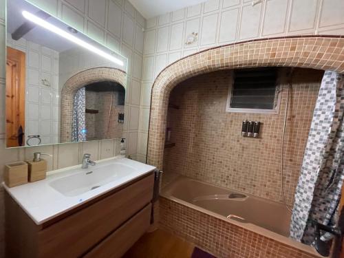 a bathroom with a sink and a bath tub at Villa GAN EDEN in La Drova