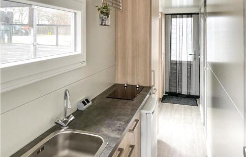 eine Küche mit einem Waschbecken und einem Fenster in der Unterkunft Nice Ship In Biddinghuizen With Kitchen in Biddinghuizen