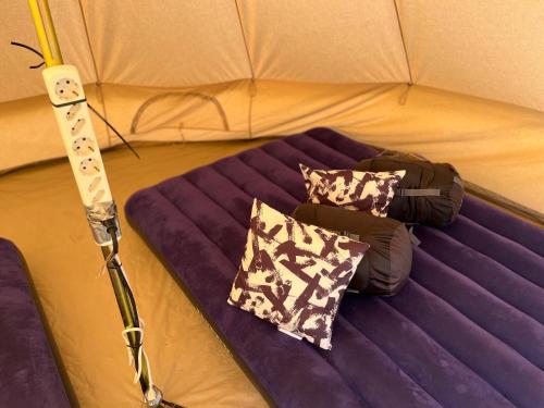 Posto letto in tenda con cuscini. di Festanation Oktoberfest Camp #2 a Monaco