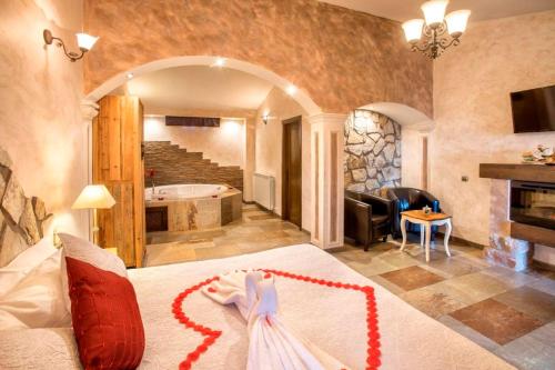 um quarto de hotel com uma cama e uma banheira em Sierra Palomera 2 em Camañas