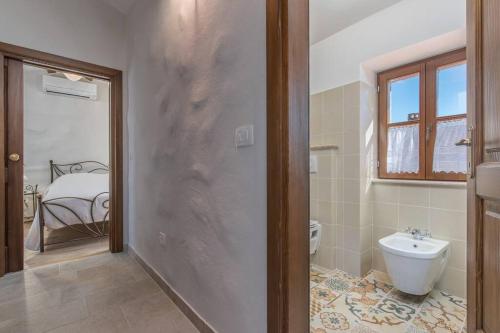布耶的住宿－Heritage Villa Croc，客房内设有带水槽和卫生间的浴室
