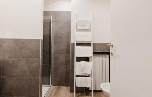 uma casa de banho com um chuveiro e um lavatório. em Relax & Emozioni Rooms em Valeggio sul Mincio