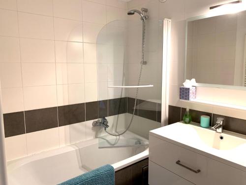 a bathroom with a tub and a sink and a shower at la trottinette vakantiehuis voor 5 tot 11 gasten vlakbij de Semois in Florenville