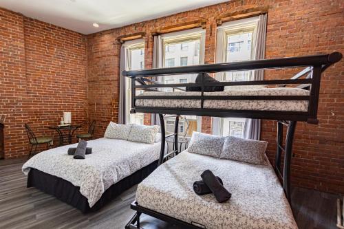 2 beliches num quarto com uma parede de tijolos em STUDIO PLUS, Next to the Korea-Town em Nova York