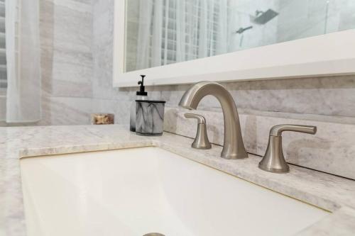 Koupelna v ubytování Choose To Be Happy at The Palms, Richmond Estates - Three Bedrooms with Pool