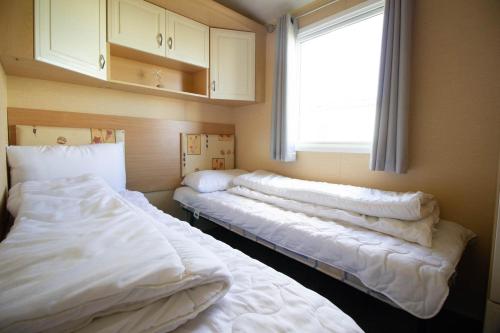 מיטה או מיטות בחדר ב-Lovely 8 Berth Caravan At Southview Holiday Park Near Skegness Ref 33035m