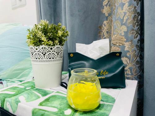 einen Tisch mit einer Vase und einem Glas Orangensaft in der Unterkunft Fantastico Apartamento Estudio Centro in Madrid