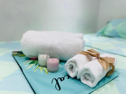 a table with a towel and candles and towels at Fantastico Apartamento Estudio Centro in Madrid