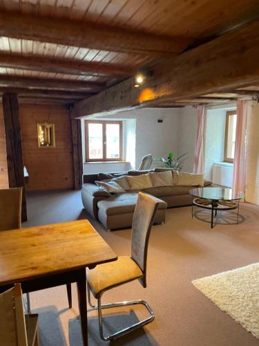 Sala de estar con cama y mesa en Bed & Breakfast Müllers Klostermühle, en Münstertal