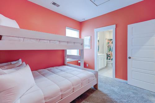 um quarto com 2 beliches e uma parede vermelha em Isla's Place em Charleston
