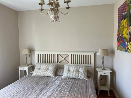 Cama o camas de una habitación en Piso con jardín en Ribadeo