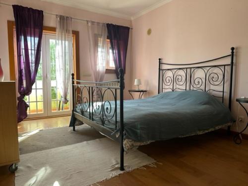 1 dormitorio con 1 cama en una habitación con ventana en Casa Jasmim, en Azeitão