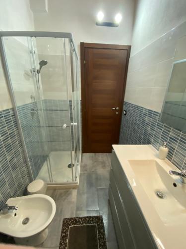 bagno con lavandino, doccia e servizi igienici di Wild sud Sardinia a Teulada