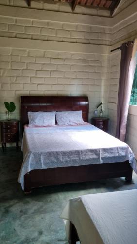 a bedroom with a large bed in a room at Chalé da Serra in Cavalcante