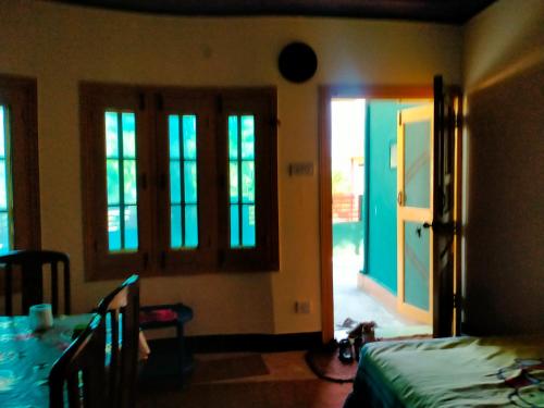 sypialnia z drzwiami otwieranymi na pokój z łóżkiem w obiekcie Leepa Valley Guest House 