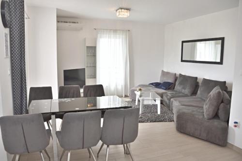 - un salon avec une table et un canapé dans l'établissement Apartment Josip 2, à Tribunj