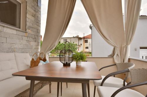 d'une table et de chaises sur un balcon avec une fenêtre. dans l'établissement Apartment Josip 2, à Tribunj