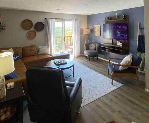 een woonkamer met een bank en een tafel bij The Vista in Branson
