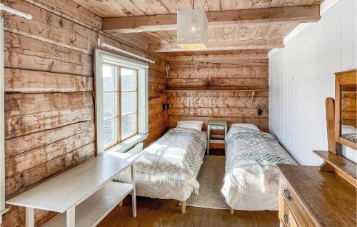 Zimmer mit 4 Betten und einem Fenster in der Unterkunft Stunning Home In len With Kitchen in Ålen