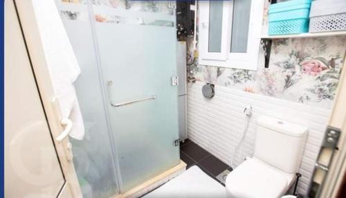 ein Bad mit einer Dusche, einem WC und einem Waschbecken in der Unterkunft San Stefano Plaza 28 in Alexandria