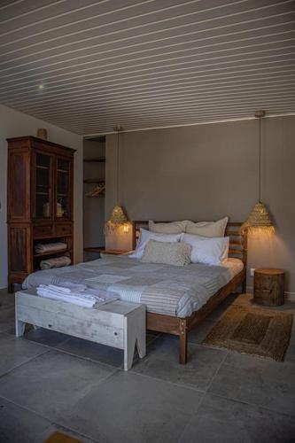 a bedroom with a large bed in a room at Pé na Praia in Torres Vedras