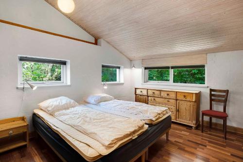 En eller flere senge i et værelse på Holiday Home With A Beautiful View Of Roskilde Fjord,