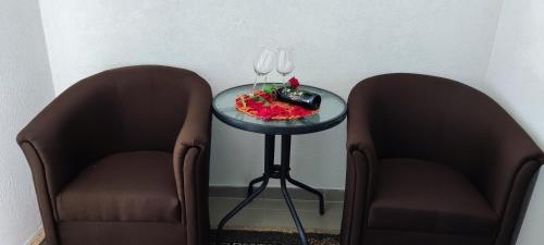 twee stoelen met een tafel met cake erop bij Eko Vlasina in Vlasotince