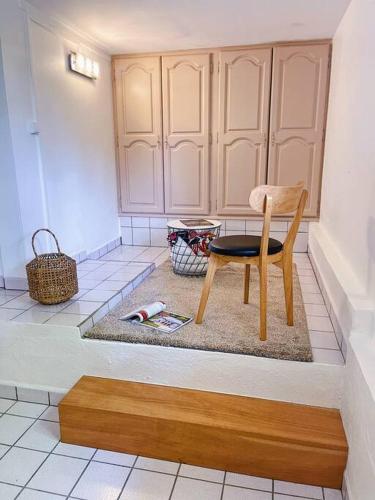 une chaise en bois assise au sol dans une pièce dans l'établissement Villa le Cotonnier Lodge, à Saint-François