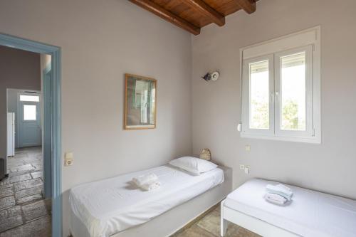 En eller flere senge i et værelse på Cycladic Blue Andros Villa