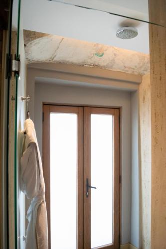 a room with two doors and a ceiling at Cartesiano Boutique & Wellness Hotel in Puebla