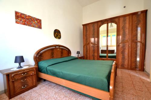 ein Schlafzimmer mit einem Bett, einer Kommode und einem Spiegel in der Unterkunft Ll84 Casa vacanze per 4 pax Luce in Roca Vecchia